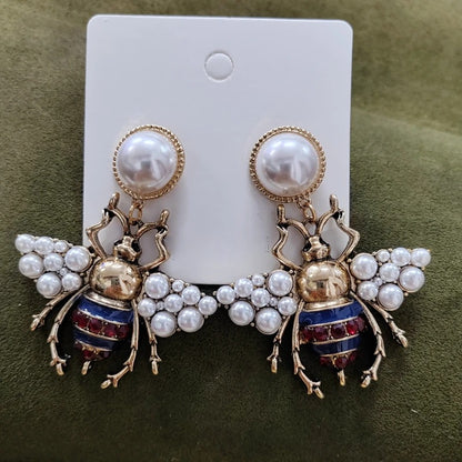 1 Pair Luxurious Figurine Pendant White Pearl Metal Earrings / Ruchi