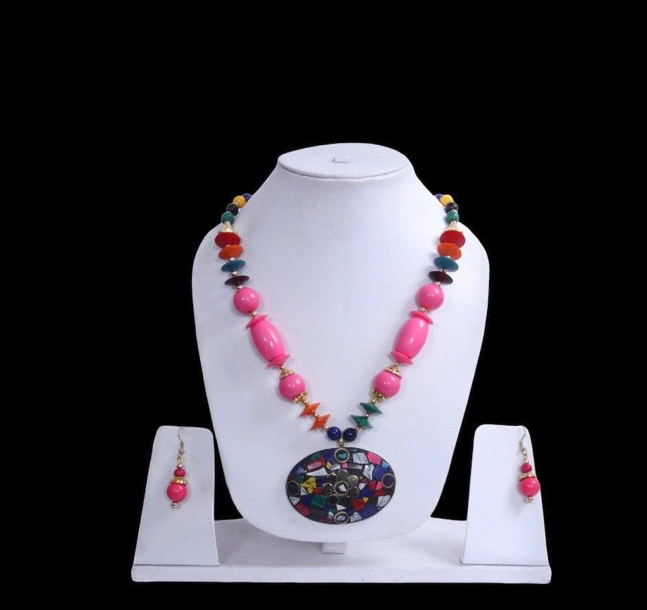 Endearing Semi Precious Stone Oval Pendant Vintage Necklace And Earrings Set / Ruchi