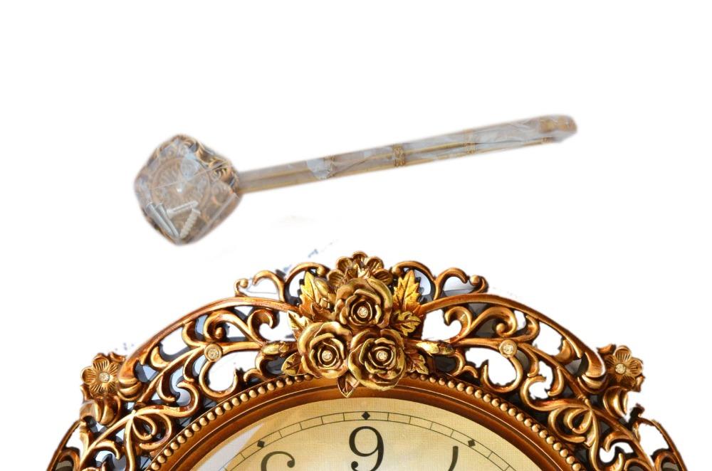 Traditional Classic Bronze Round Analog Wall Clock / Ruchi